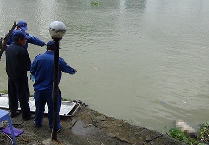 Phát hiện thi thể đang phân hủy, trôi trên sông Sài Gòn